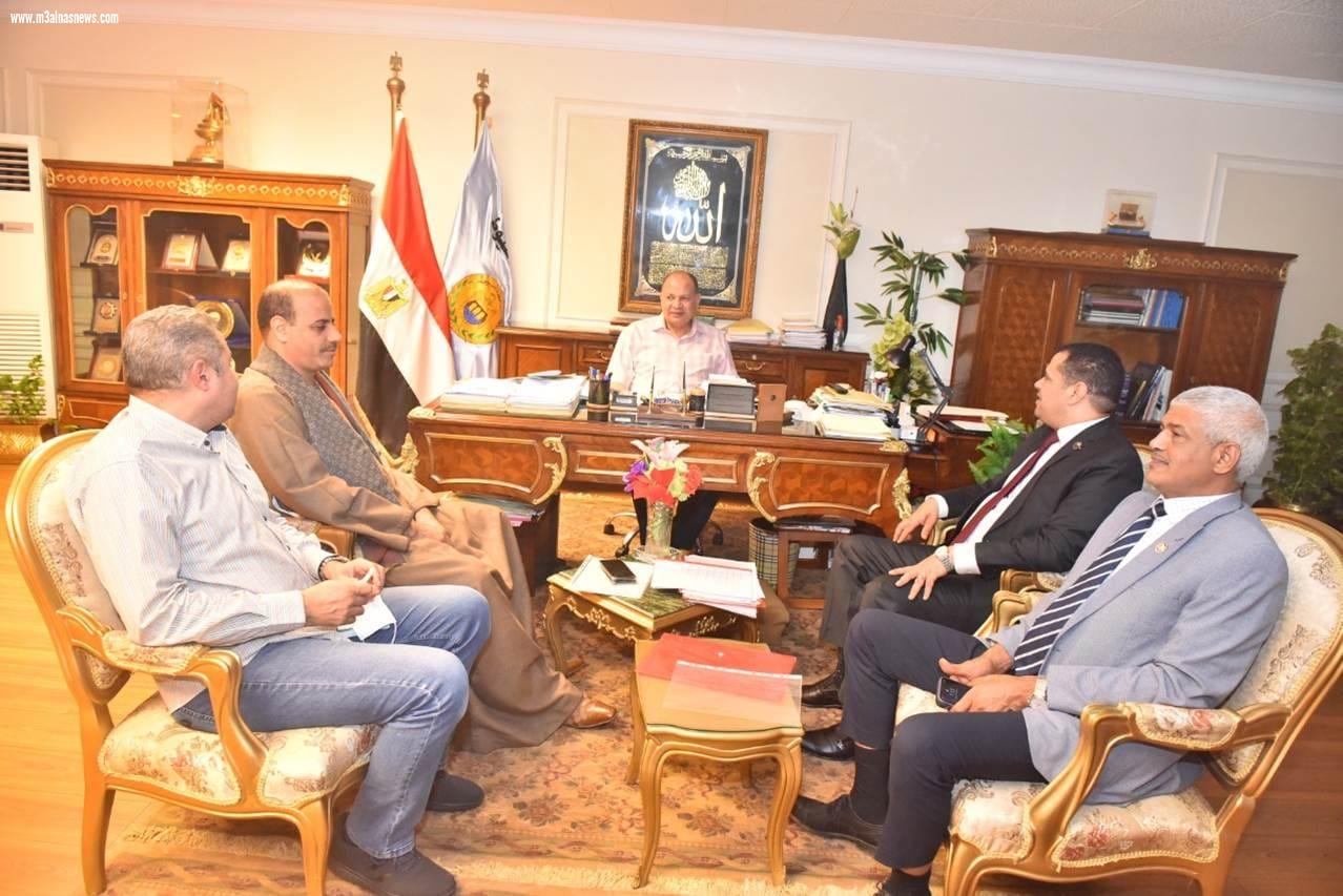 محافظ أسيوط يواصل لقاءاته الدورية بأعضاء النواب والشيوخ لمناقشة بعض القضايا الخدمية والاحتياجات الجماهيرية